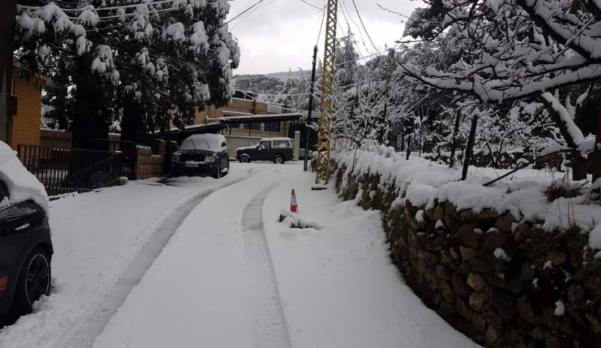 تواصل تساقط الثلوج في لبنان وانقطاع الطرق الجبلية