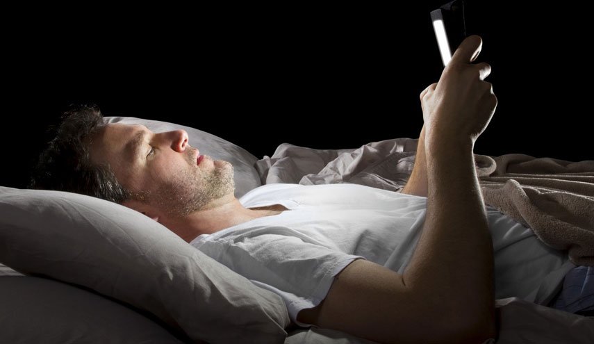 ما يحدث لجسمك عندما تتصفح وسائل التواصل الاجتماعي قبل النوم؟