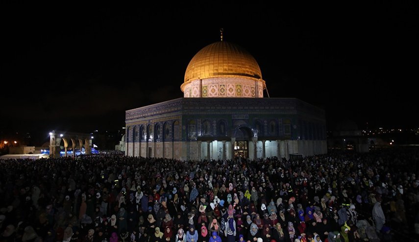 الفلسطينيون يؤدون صلاة الفجر في المسجد الاقصى المبارك