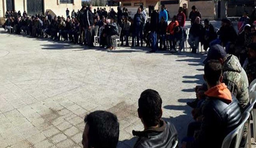 توافد العشرات من أبناء بلدة زاكية بريف دمشق إلى مركز التسوية