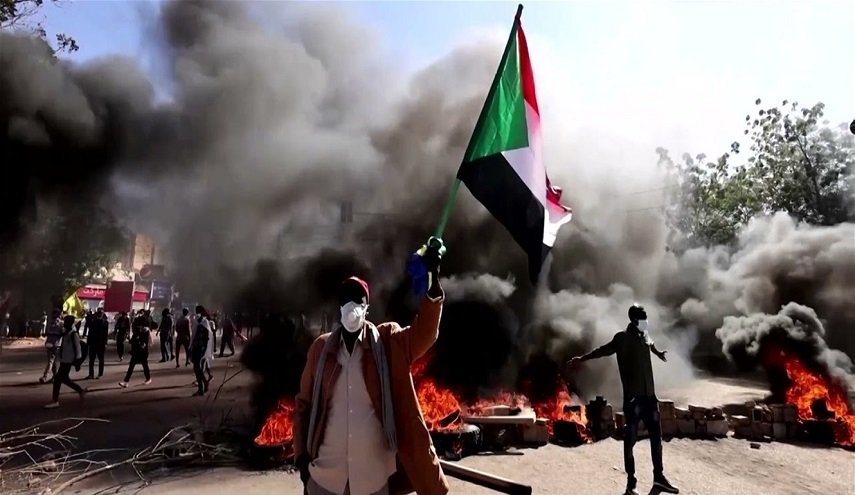 الخرطوم.. قتيل وإصابات بمواجهات بين الأمن ومتظاهرين بمحيط القصر الرئاسي‎‎
