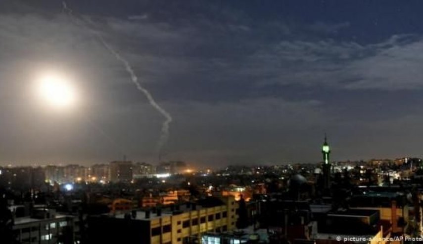 دمشق: وسائط الدفاع الجوي تتصدى لغارة إسرائيلية

