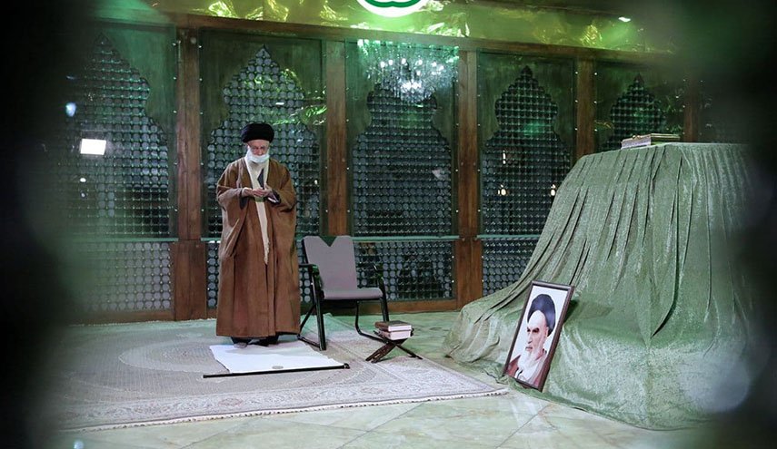 قائد الثورة الاسلامية يزور مرقد الامام الخميني (ره) وقبور الشهداء