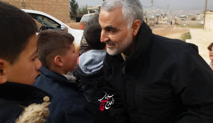 صور تنشر لأول مرة..الشهيد سليماني يوزع الحلوى على اطفال سوريا