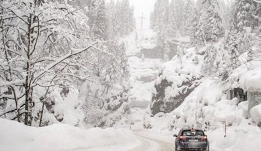 لبنان..طرقات مقطوعة في بعض المناطق بسبب تراكم الثلوج