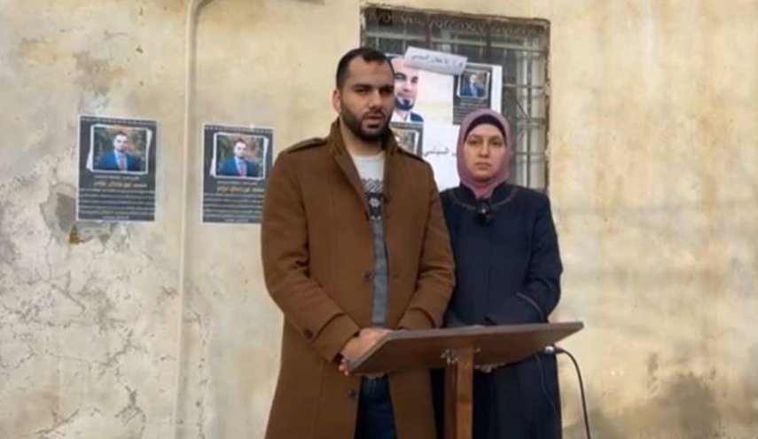 عائلة المعتقل الفلسطيني محمد نور عزام تواصل الإضراب عن الطعام 