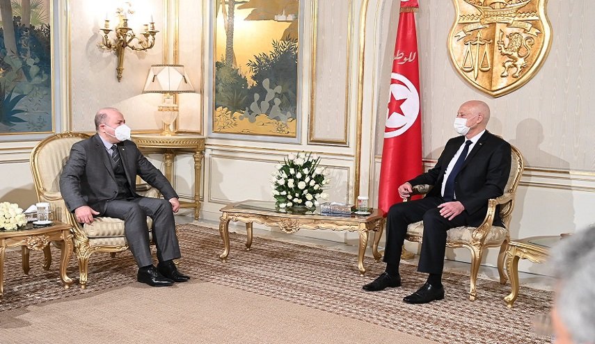 رئيس الحكومة الجزائرية يصل إلى تونس 