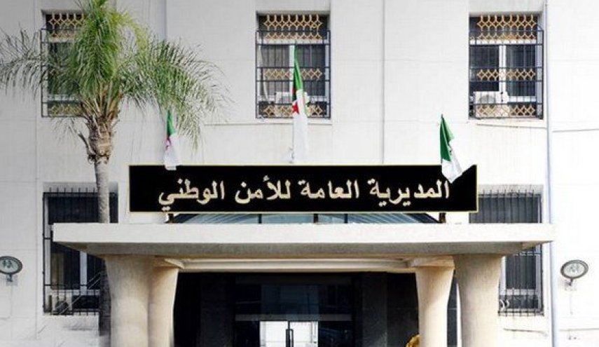 الجزائر تعلن تفكيك شبكة إجرامية لقيامها بالإتجار في الأسلحة الحربية