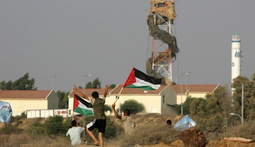  3 فلسطينيين يحرقون آلية إسرائيلية على الحدود مع غزة