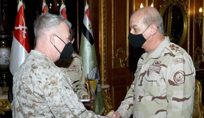 دیدار فرمانده تروریست‌های «سنتکام» با وزیر دفاع مصر
