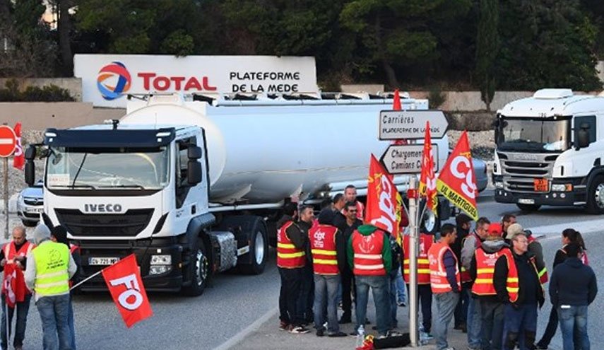 سرایت اعتراضات کامیونداران کانادایی به فرانسه/ مقابله پاریس با تظاهرات کامیون داران در پایتخت 