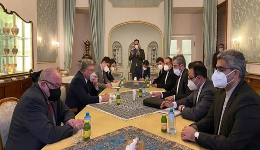 كبير المفاوضين الايرانين يجري مشاورات مع رئيس الوفد الروسي