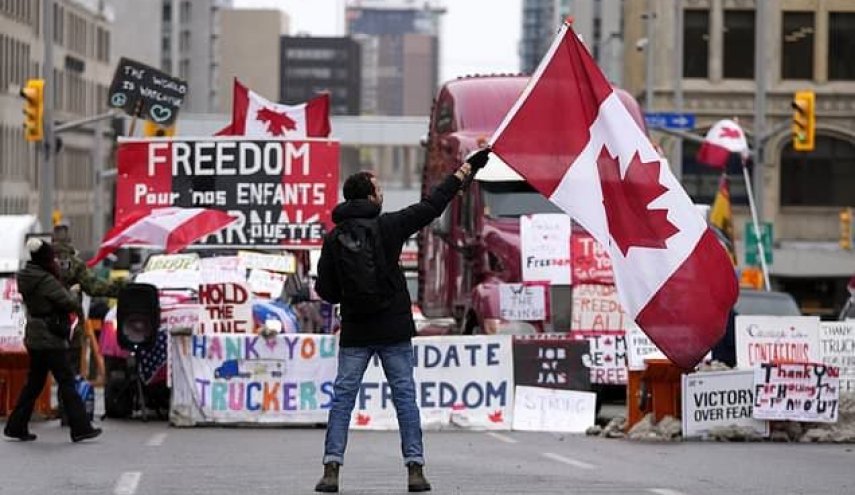 حمله پلیس به معترضان در گذرگاه مرزی کلیدی آمریکا و کانادا