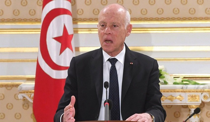 الرئيس التونسي يعفي رئيس الإذاعة من منصبه
