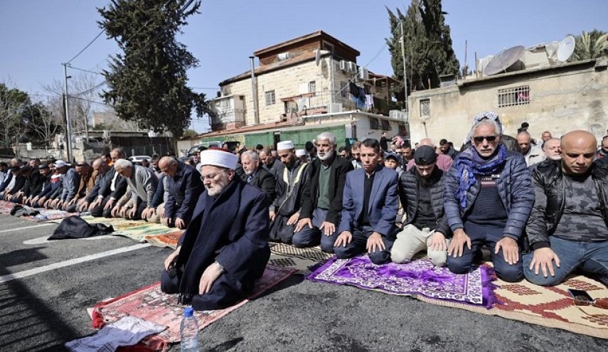 فلسطينيون يؤدون صلاة الجمعة في حي الشيخ جراح المهدد بالتهجير 