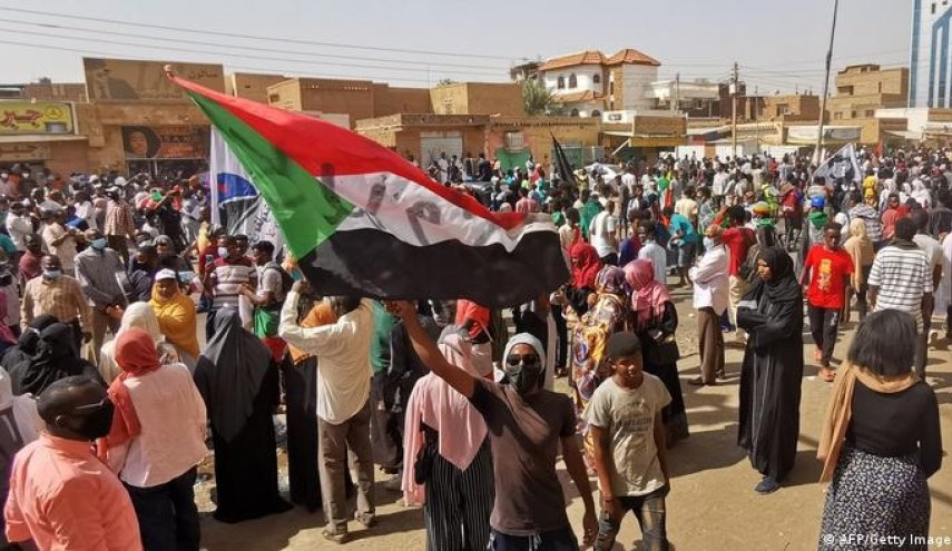 حراك السودان يحضر لاحتجاجات اليوم والسلطات تبدأ بإغلاق الطرق