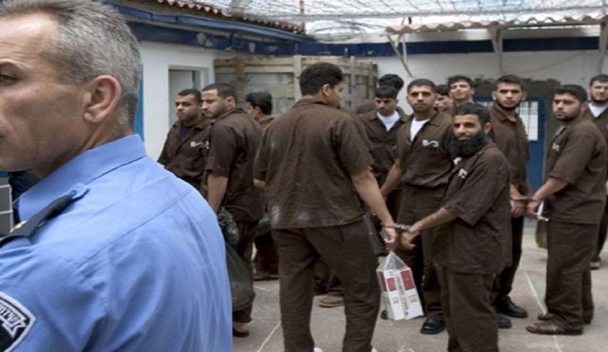 الأسرى الفلسطينيون يعتصمون في ساحات السجون الإسرائيلية