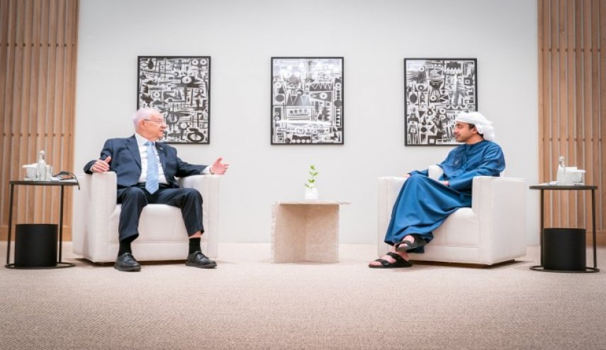 وزير خارجية الإمارات يستقبل رئيس الاحتلال الإسرائيلي السابق