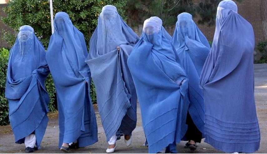 'طالبان' تفرض الحجاب على موظفات الحكومة
