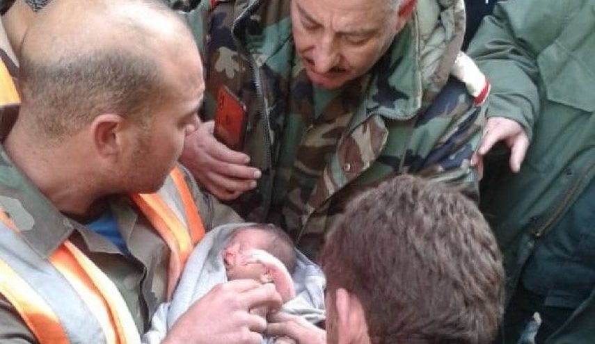 بالصور.. انقاذ طفل رضيع من بئر بحمص في سوريا