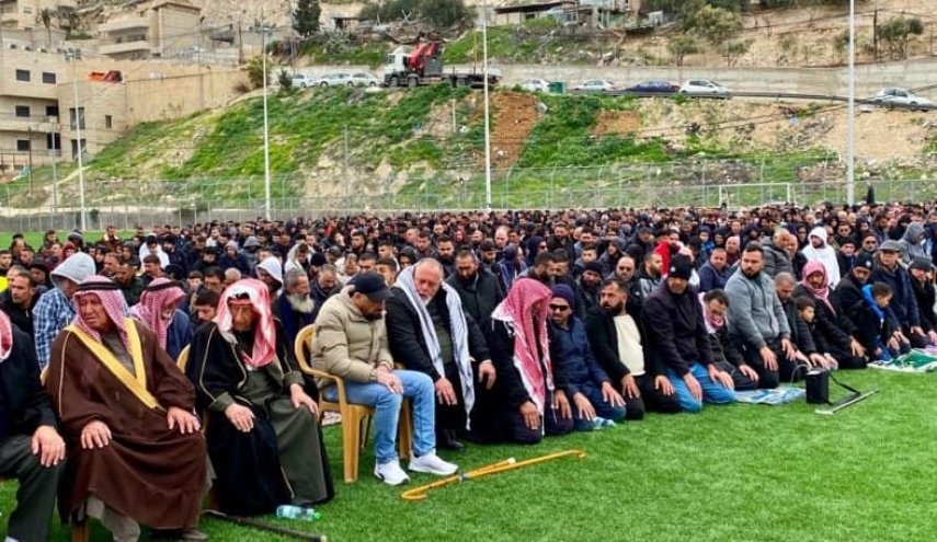 بالصور..المئات يؤدون صلاة الجمعة في جبل المكبر احتجاجا على قرارات الاحتلال للهدم