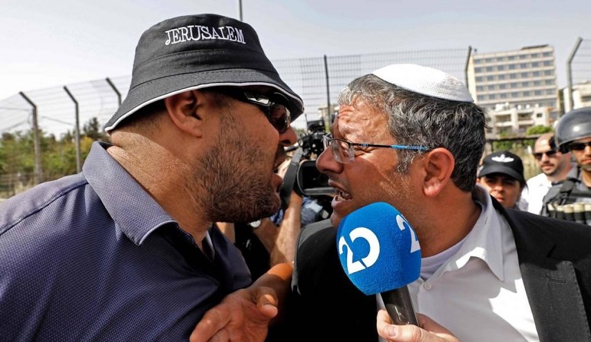 نائب إسرائيلي متطرف يشهر سلاحه بوجه فلسطينيين قرب القدس