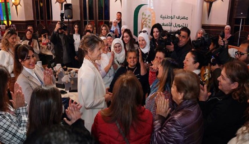 بالصور.. عقيلة الأسد تزور سوق ’منتجات سوريات’ في محطة الحجاز التاريخية