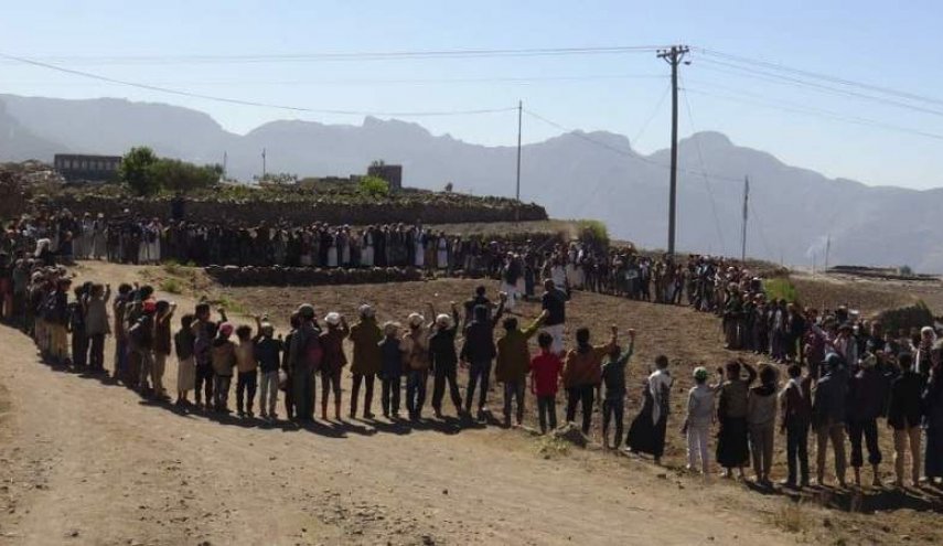 اليمن.. مسيرة لاهل مناخة تنديدا بجرائم وحصار العدوان السعودي