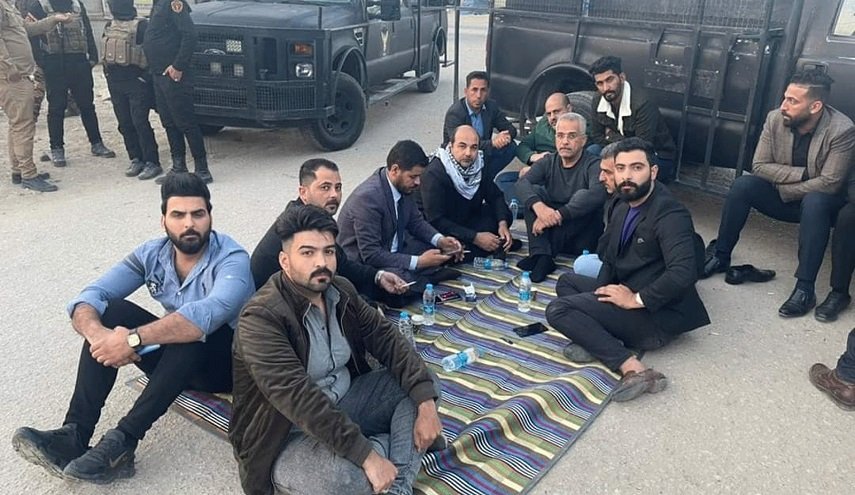 الشرطة العراقية تلاحق أفراد حماية نائبة هاجموا متظاهرين