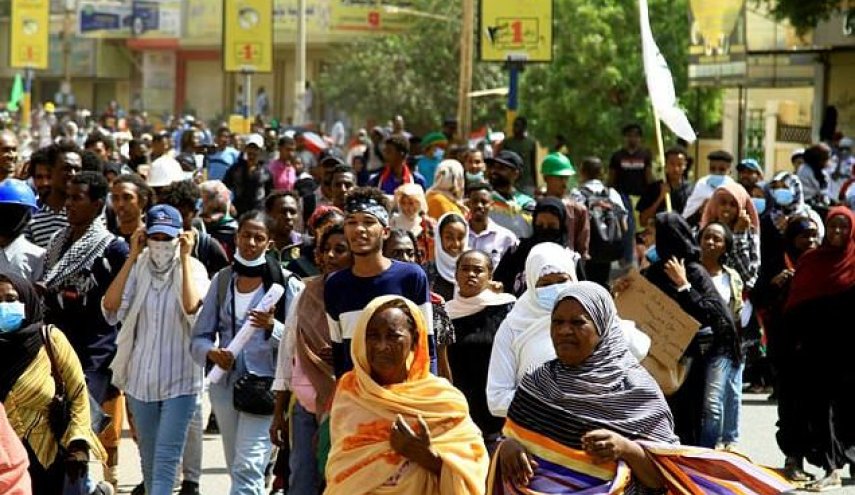تظاهرات مردم سودان علیه حکومت نظامی و بحران اقتصادی/ شلیک گاز اشک‌آور از سوی نیروهای امنیتی
