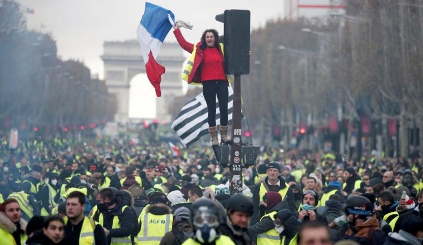 فرنسا.. الآلاف يتظاهرون في مدن عدة احتجاجا على العنصرية وعنف الشرطة

