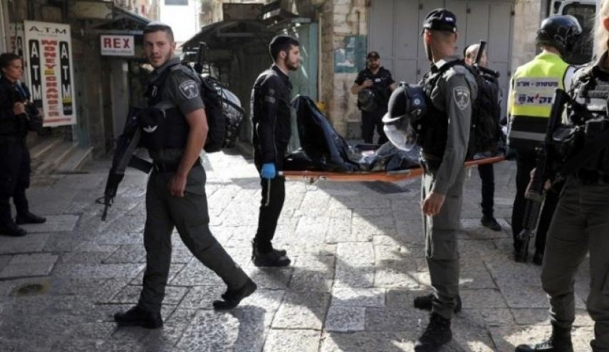 الاحتلال يعتدي على شاب في القدس ويغلق مداخل المدينة