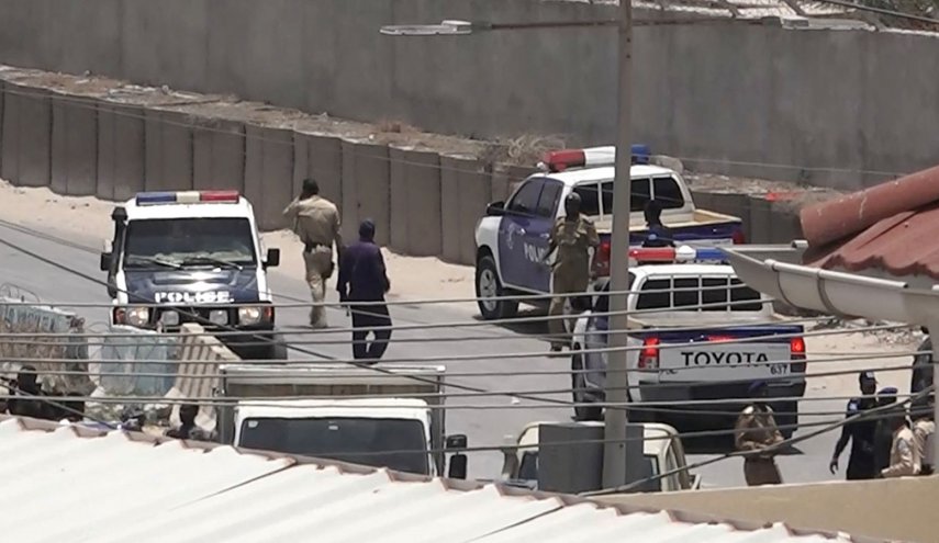 مقتل 10 أشخاص بينهم برلمانية في هجوم انتحاري و8 في اقتحام مطار مقديشو