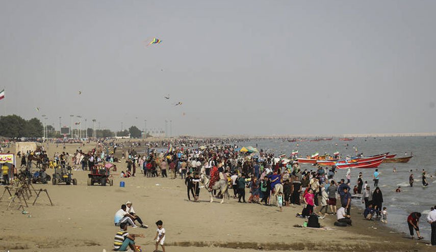 شاهد: مسافرو النوروز على شاطئ بندر عباس جنوب ايران