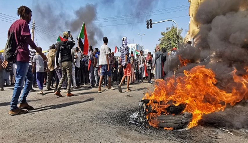 السودان: إغلاق طرق في الخرطوم رفضاً لاستمرار الانقلاب العسكري