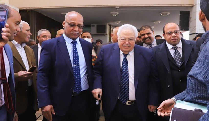 لماذا فرض الأمن بمصر قيودا على جنازة وعزاء نقيب المحامين؟