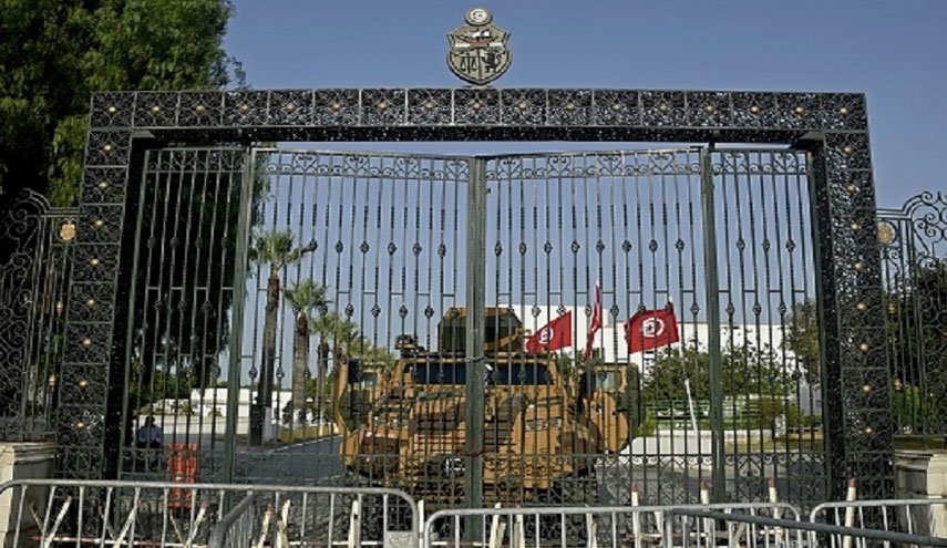 نواب بالبرلمان التونسي المجمدة أعماله يقرون مشروع قانون يلغي الأوامر الرئاسية