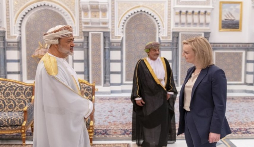 سلطان عمان يستقبل وزيرة خارجية بريطانيا 