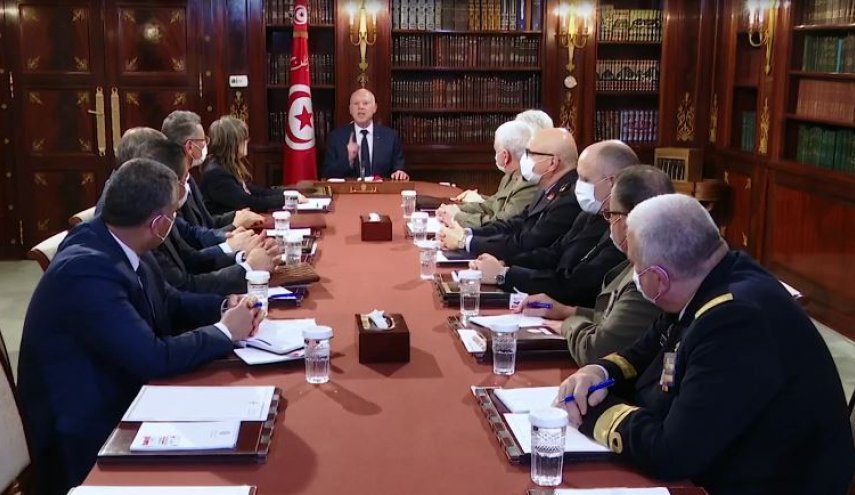 شرایط حساس تونس؛ از برگزاری جلسه مجازی پارلمان تا انحلال مجلس از سوی قیس سعید