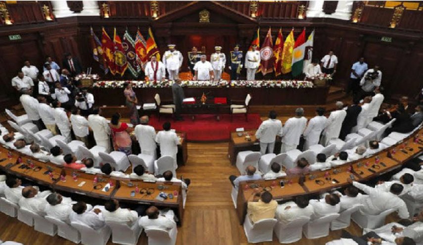 تداوم ناآرامی‌ها در سریلانکا/ تمام اعضای کابینه نامه استعفا خود را به نخست‌وزیر دادند