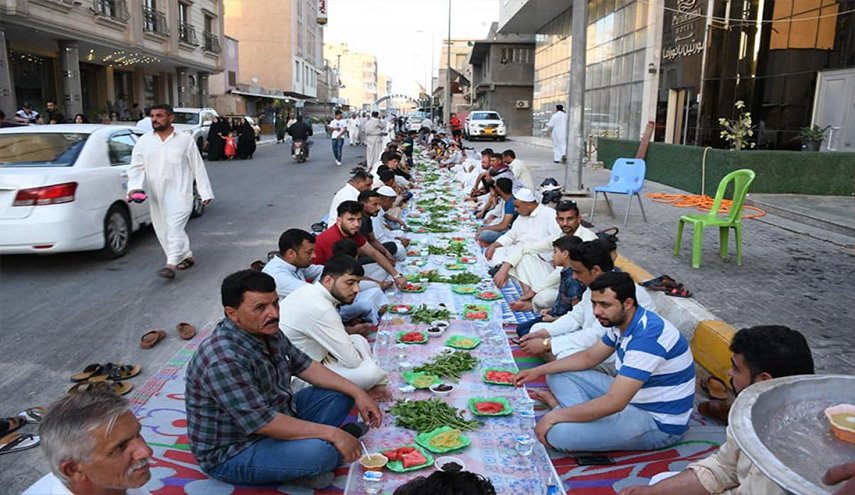 المواكب الحسينية توفر موائد الافطار للصائمين كبديل عن المطاعم