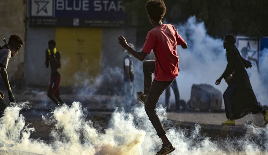قوات الأمن السوداني تستخدم الغاز لتفريق المتظاهرين