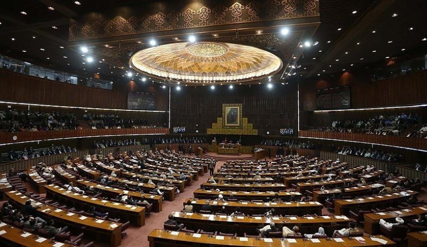 مواجهات حادة في البرلمان الباكستاني في جلسة حجب الثقة عن عمران خان