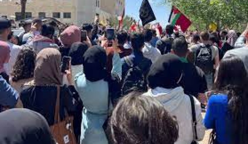 مسيرة حاشدة لطلبة بيرزيت نصرة لمخيم جنين ودعماً للمقاومة