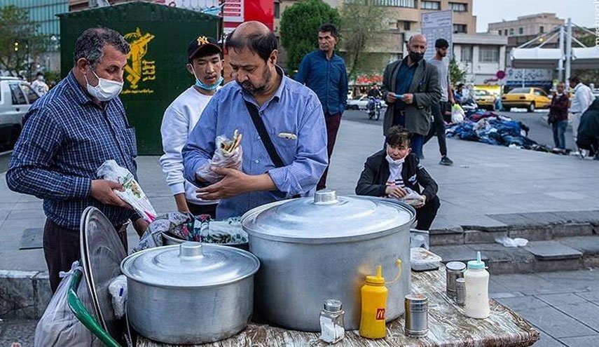شاهد.. مراسم مائدة الإفطار في ساحة الإمام الحسين (ع) وسط العاصمة طهران