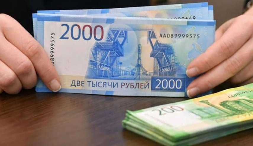 خبير اقتصادي فرنسي يحذر من محاولات عزل روسيا: ستعجّل تراجع الدولار أمام الروبل واليوان