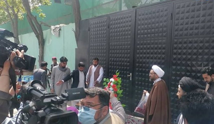تجمع مردمی، قرائت بیانیه و گلباران سفارت ایران در کابل+ ویدیو