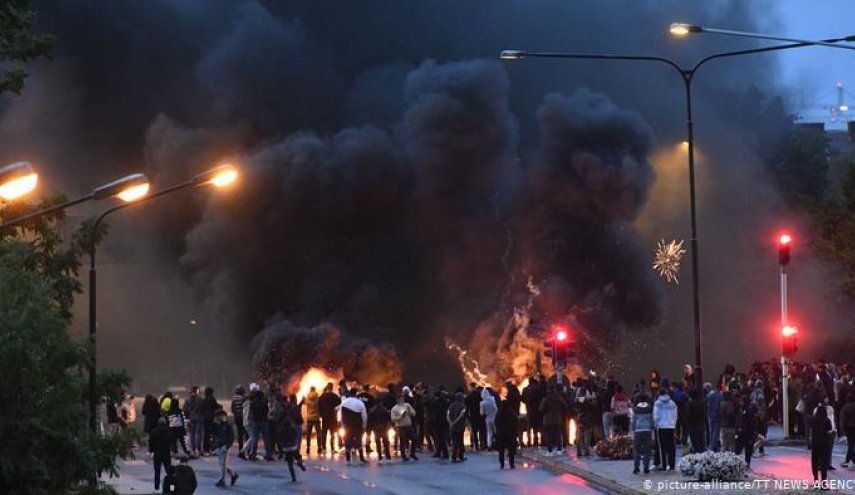 تجمع در سوئد برای اعتراض به سوزاندن قرآن منجر به درگیری و مجروح شدن چندین نفر شد