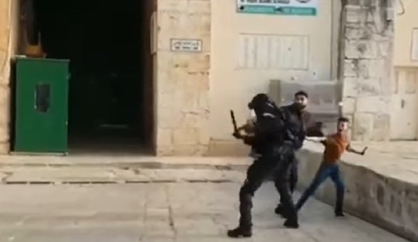 شاهد: جنود الاحتلال يعتدون بوحشية على رجل فلسطيني أمام طفله