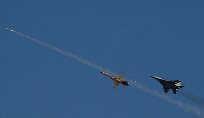 پرواز جنگنده‌های نیروی هوایی ارتش بر فراز حرم مطهر امام خمینی (ره)